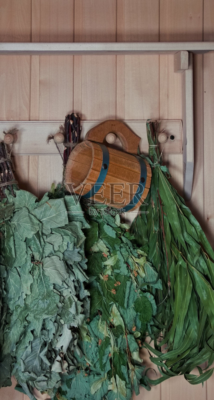 传统桑拿配件:木杯、桦木和橡木扫帚照片摄影图片