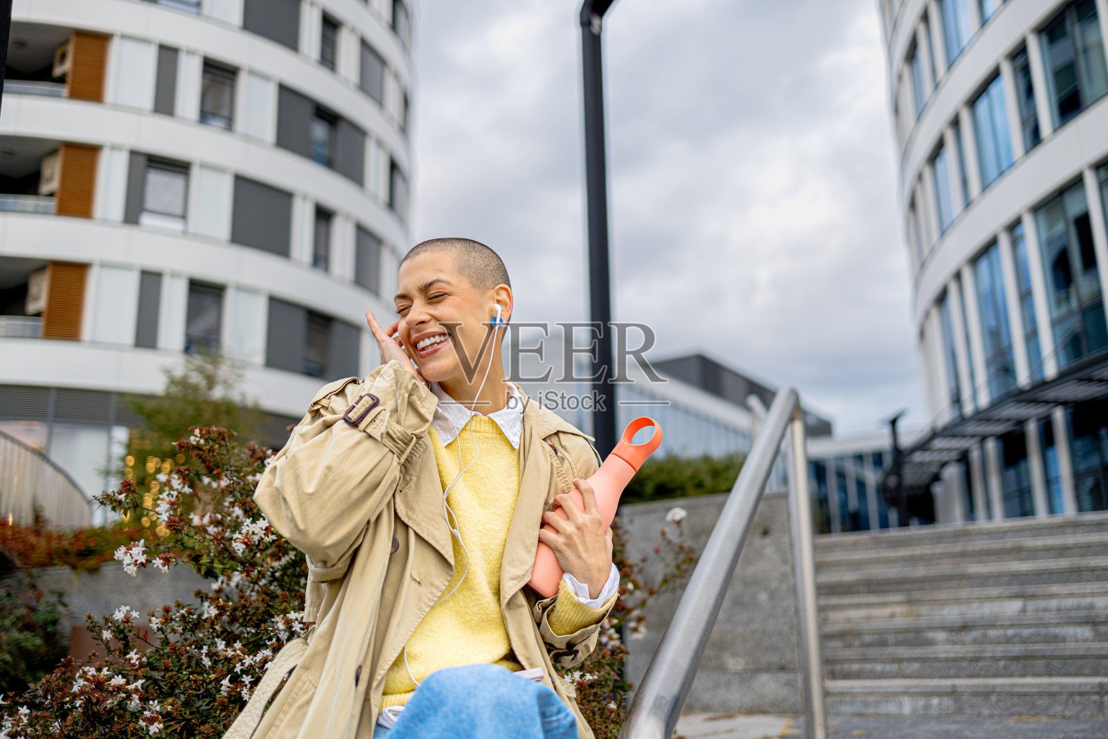 年轻女子喜欢听音乐照片摄影图片