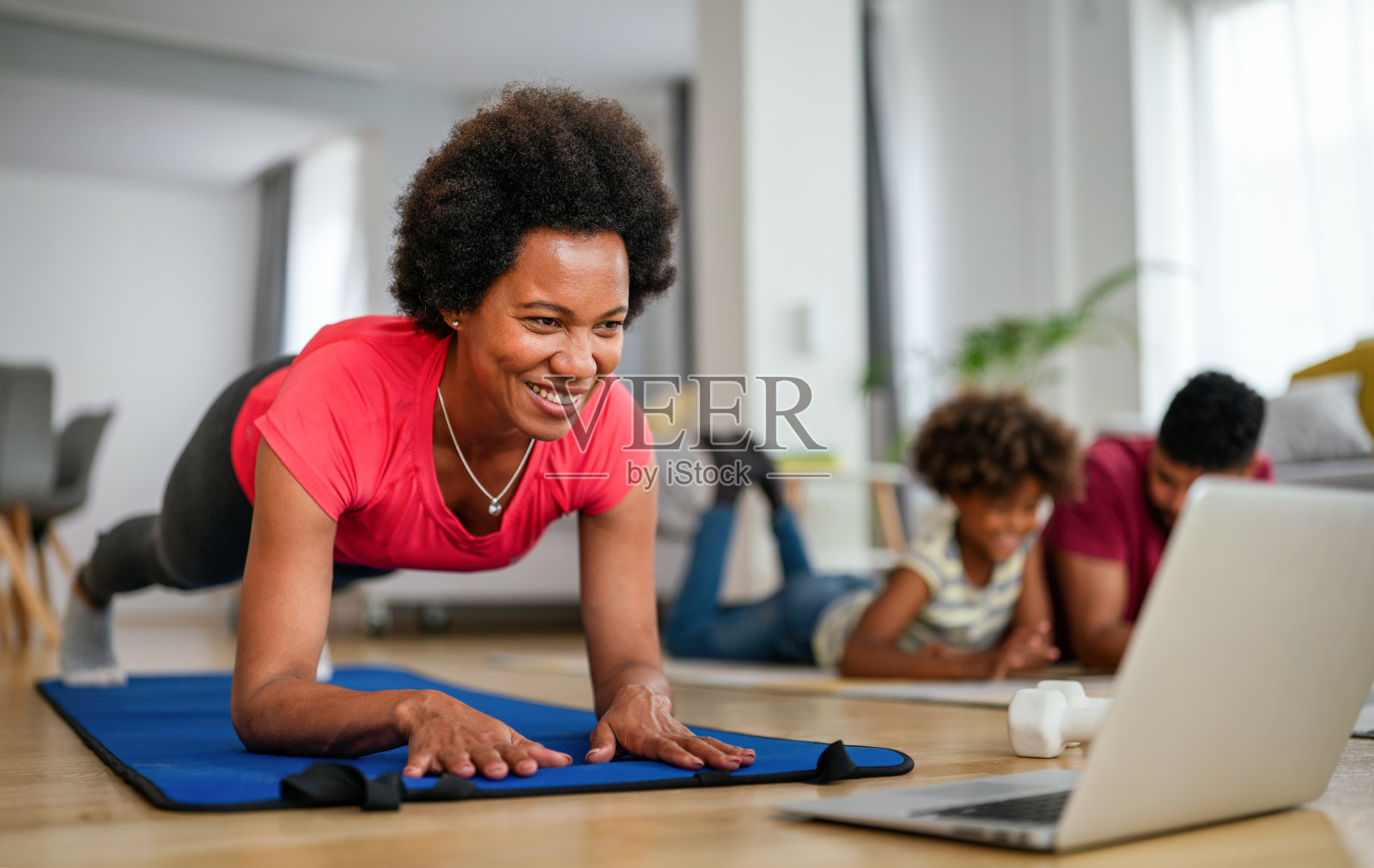 有家庭背景的非裔美国女性锻炼,在家锻炼。在家健身照片摄影图片