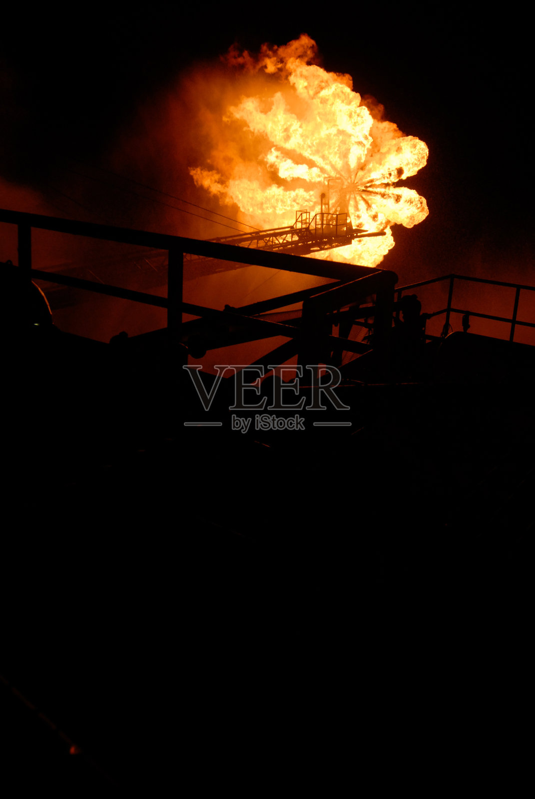 巴西坎波斯盆地石油钻井平台海上燃烧臂。照片摄影图片