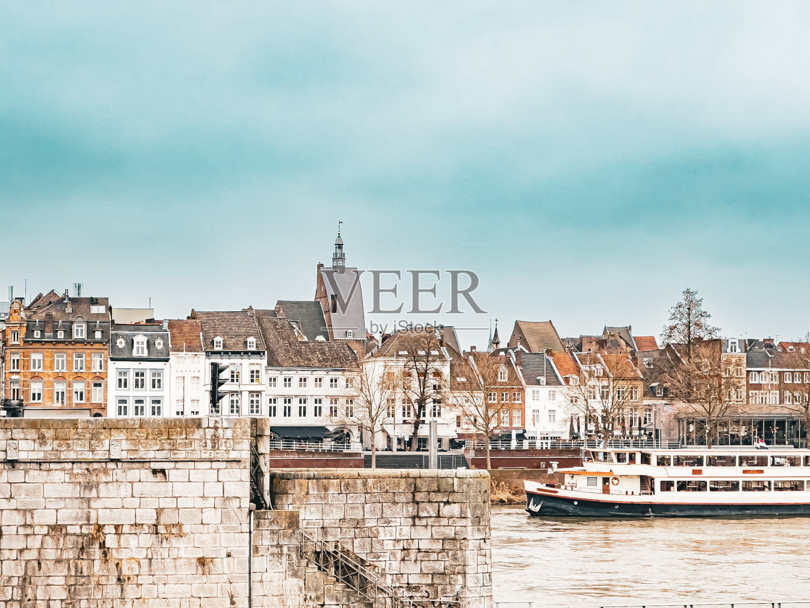 荷兰马斯特里赫特古老村庄的街景照片摄影图片