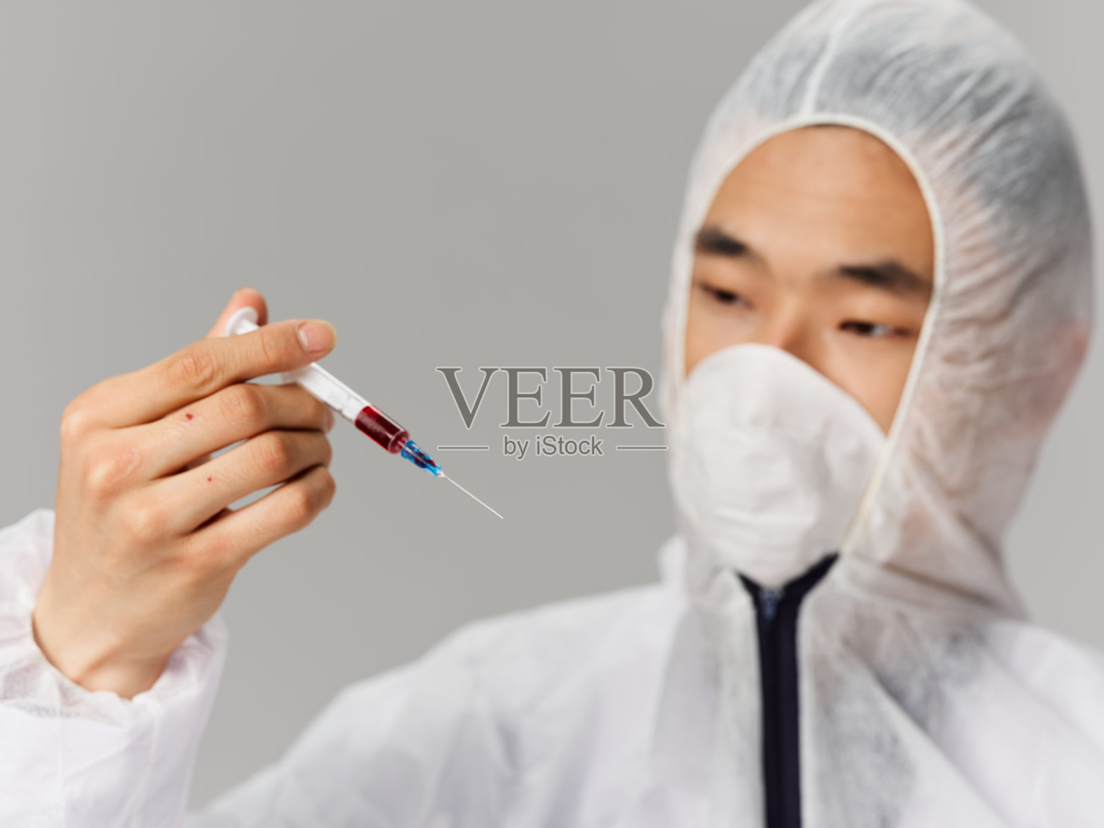 亚洲男性医学实验室男性防护服注射器照片摄影图片