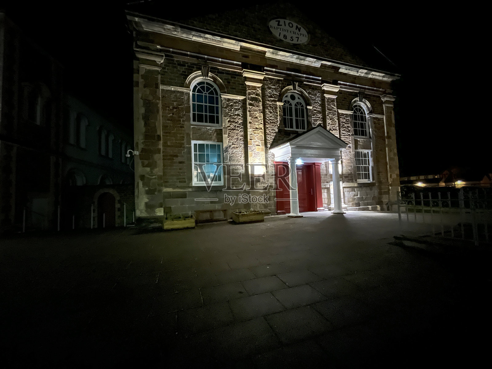 19世纪威尔士教堂的夜景照片摄影图片