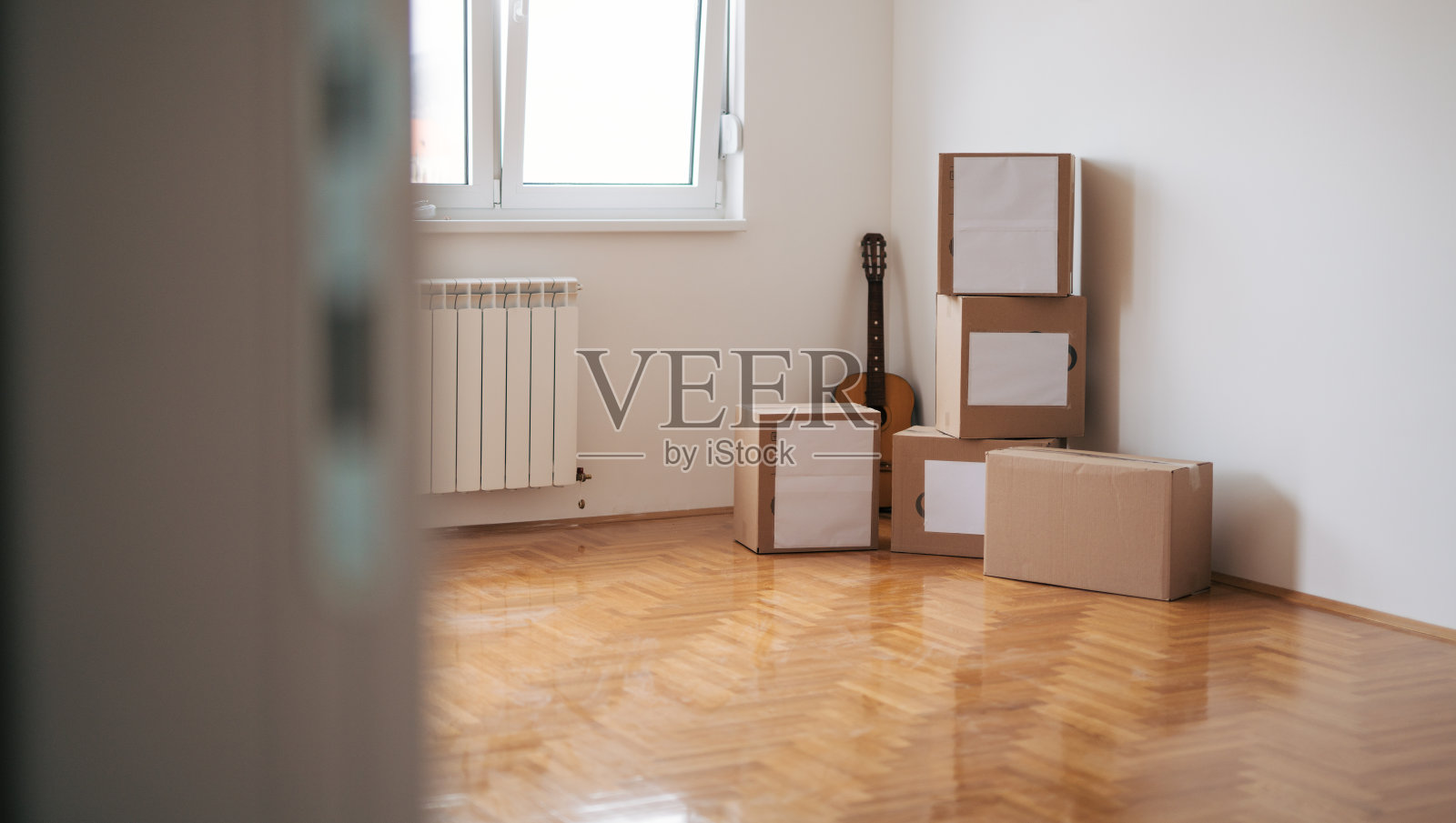 空房间里的纸板箱。移动。照片摄影图片