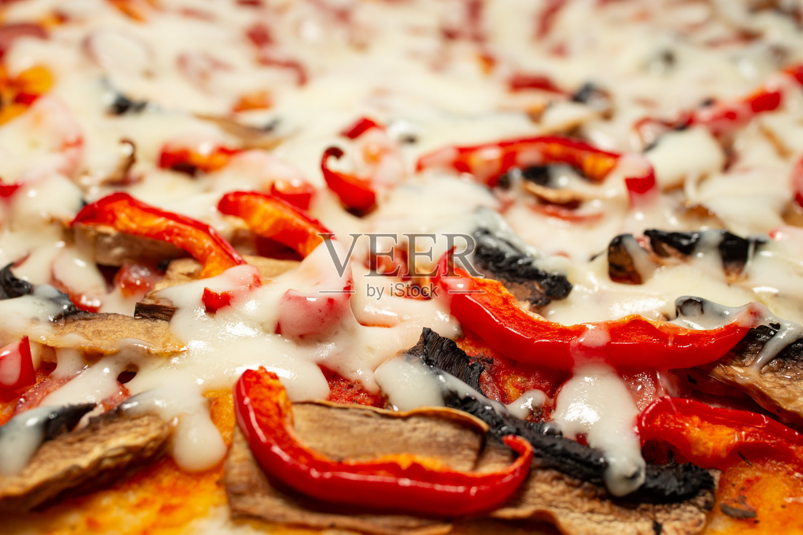 红甜椒披萨配上融化的奶酪,柔和的特写,抽象的质感照片摄影图片