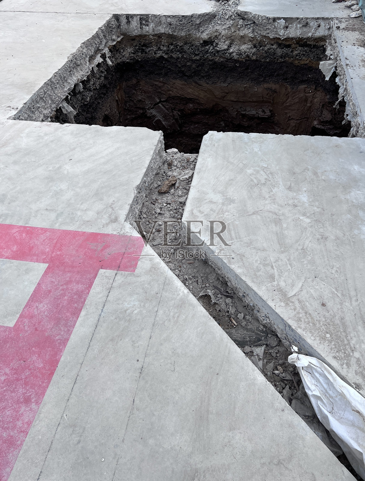 在街道上挖洞进行建筑工程维修照片摄影图片