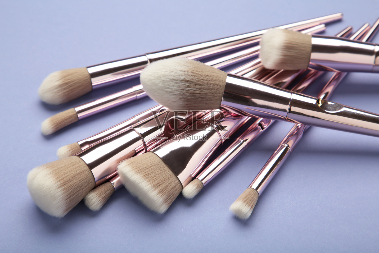 一套化妆刷在紫色的背景。前视图。文本空间照片摄影图片