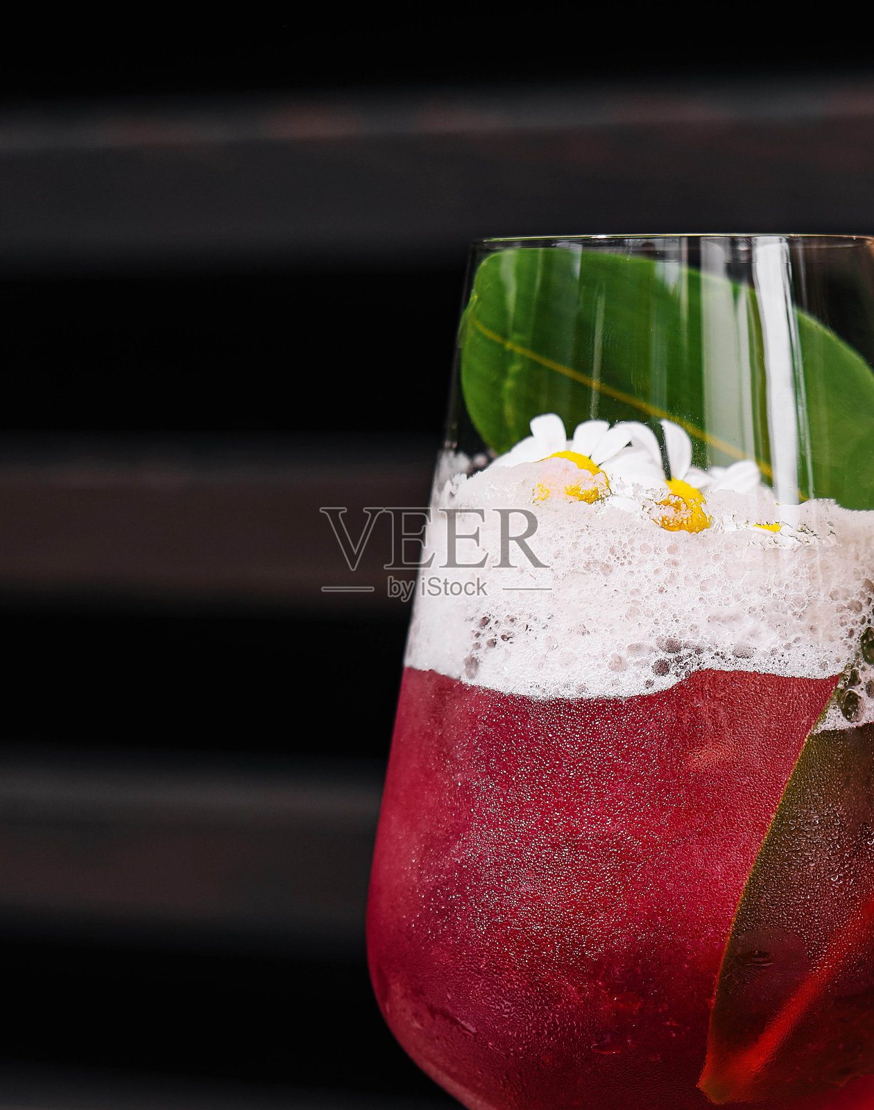 新鲜的红色菠萝叶酒精鸡尾酒照片摄影图片