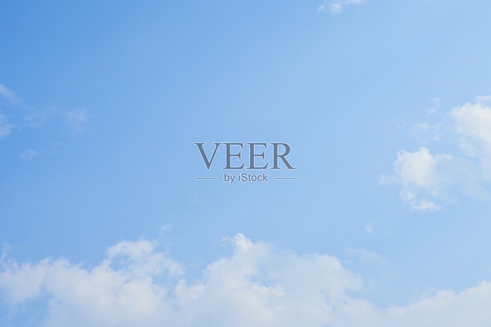 美丽的蓝天和白色蓬松的云与日出的早晨,自然的背景照片摄影图片