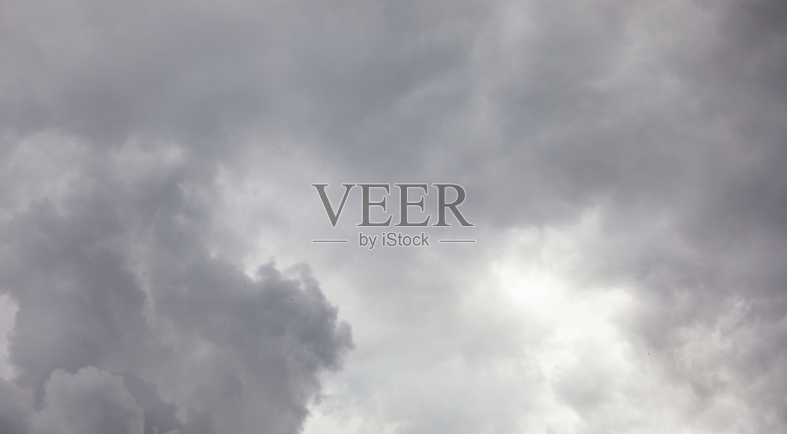 天空布满了蓬松的云,象征着宁静和自由照片摄影图片