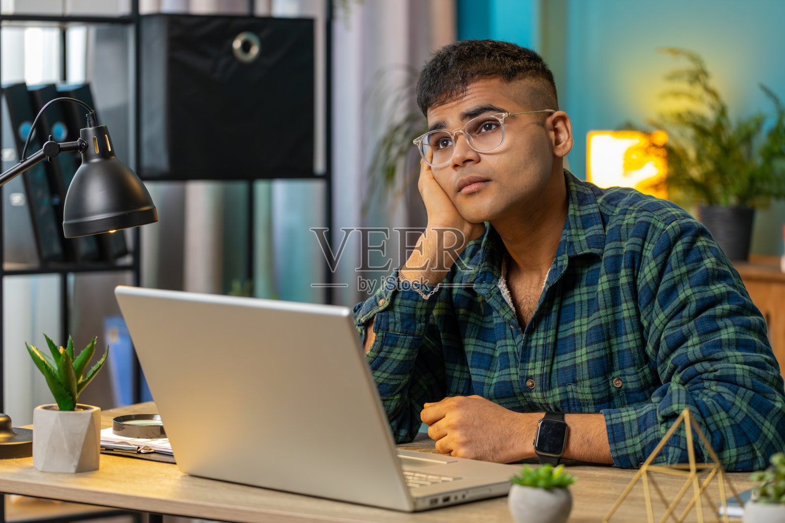 悲伤沮丧、沉思烦恼的男人在家庭办公室遭受不公平的破产压力照片摄影图片