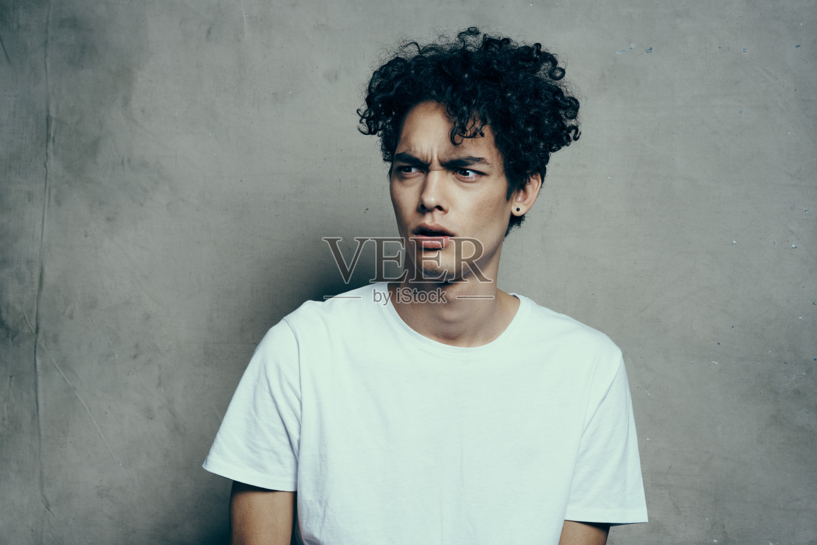 帅哥卷发白t恤情感工作室照片摄影图片