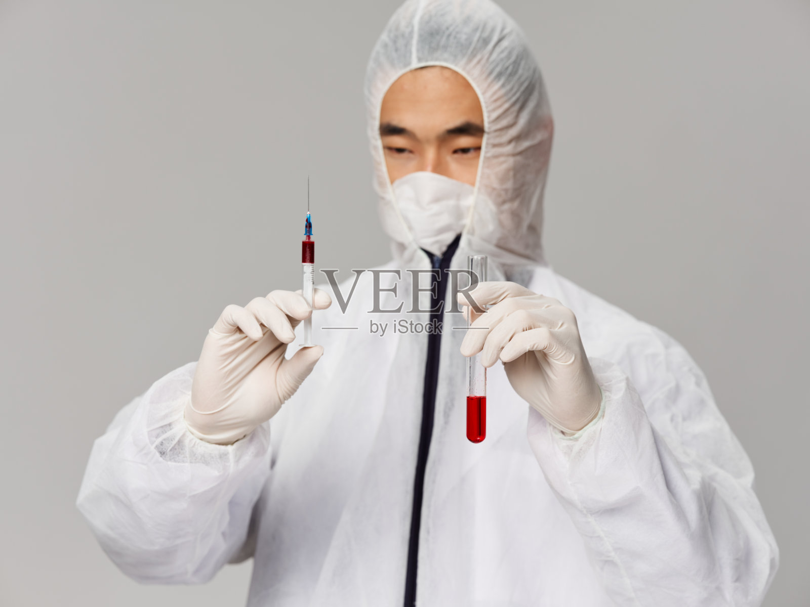 一名男子手里拿着注射器疫苗实验室科学医学照片摄影图片