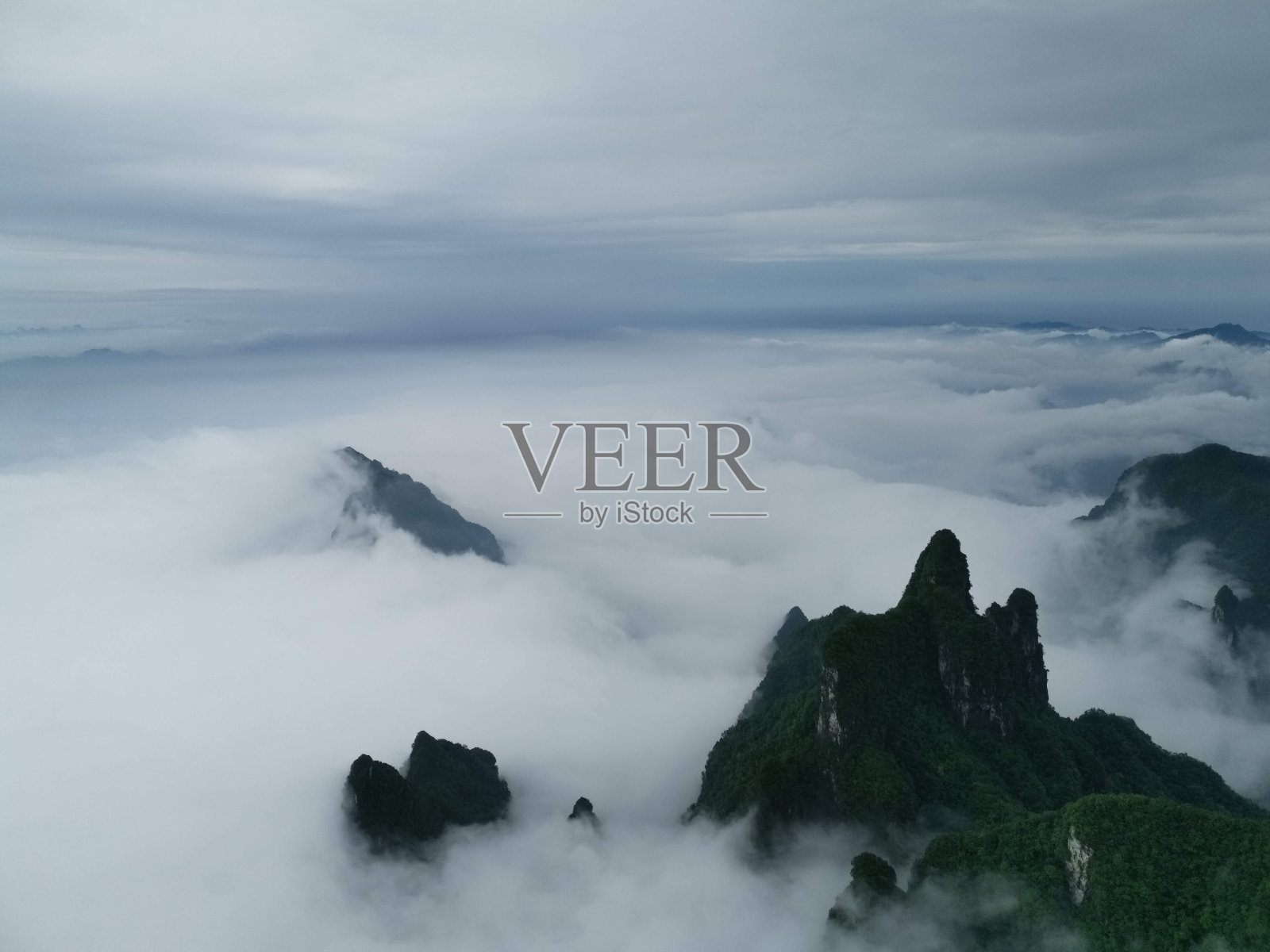 在云之上照片摄影图片