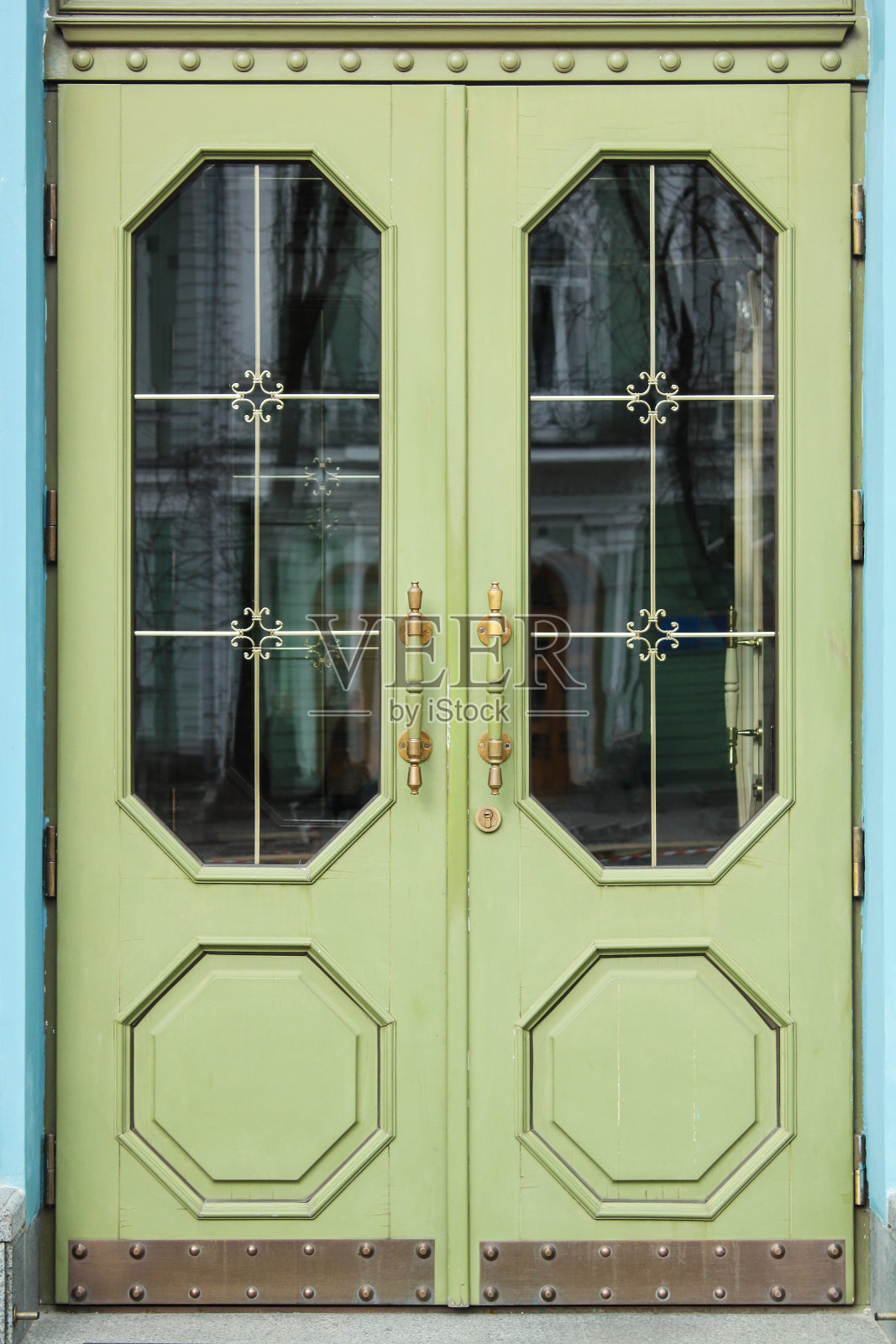 旧建筑上的老式乡村外门细节。照片摄影图片