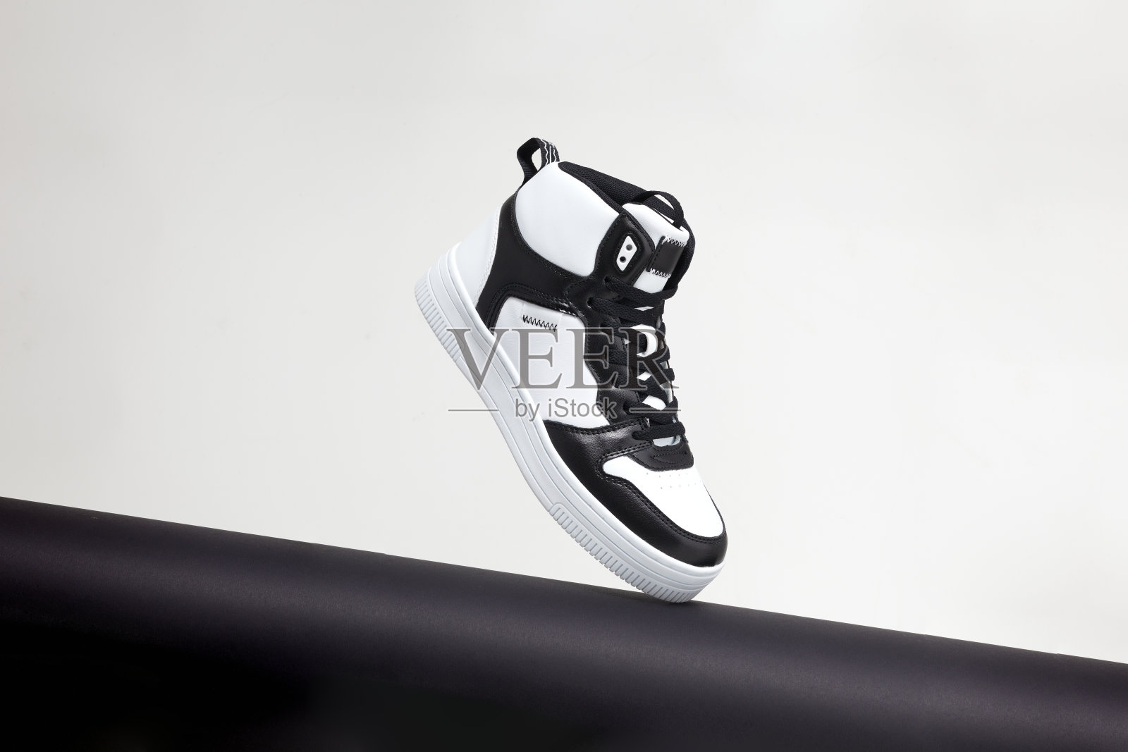 时尚新潮时尚的极简主义鞋履。悬浮鞋的概念。创意布局或横幅。照片摄影图片