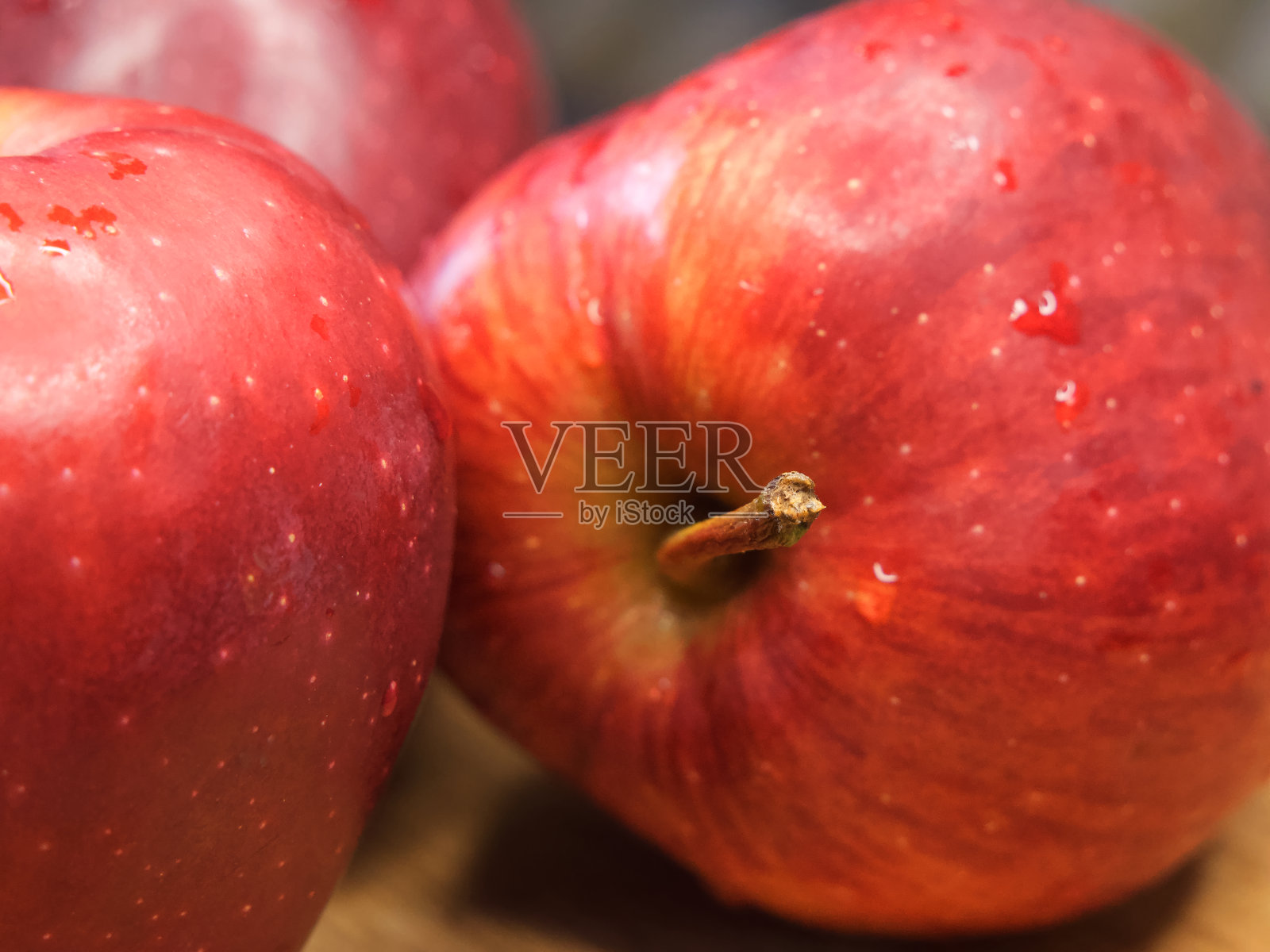 三个大红苹果,一个特写镜头。美味成熟的水果,宏观。照片摄影图片
