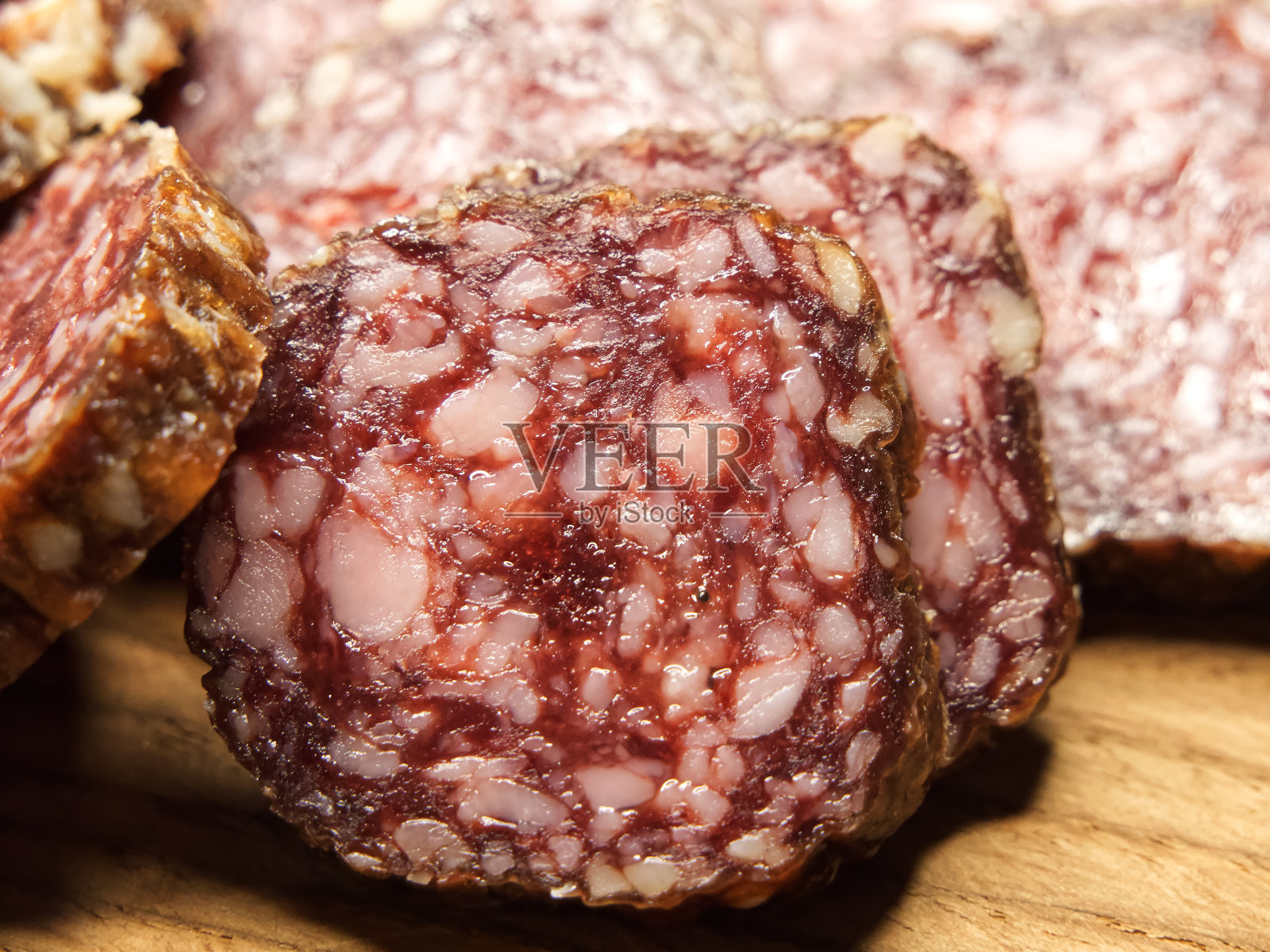 干香肠,特写镜头。很多香肠片。照片摄影图片