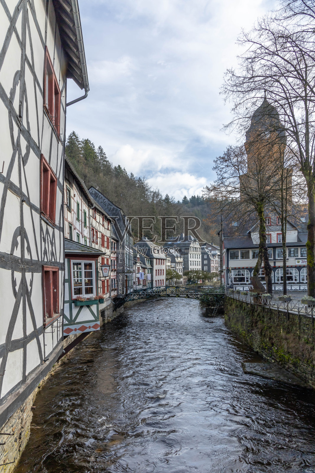 这条河和蒙绍河沿岸典型的半木结构德国房屋。照片摄影图片