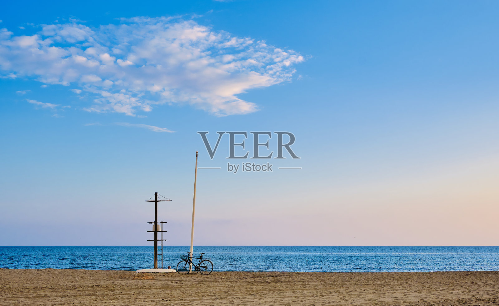 海岸线宁静:Pedregalejo海滩风景与自行车和瞭望塔照片摄影图片