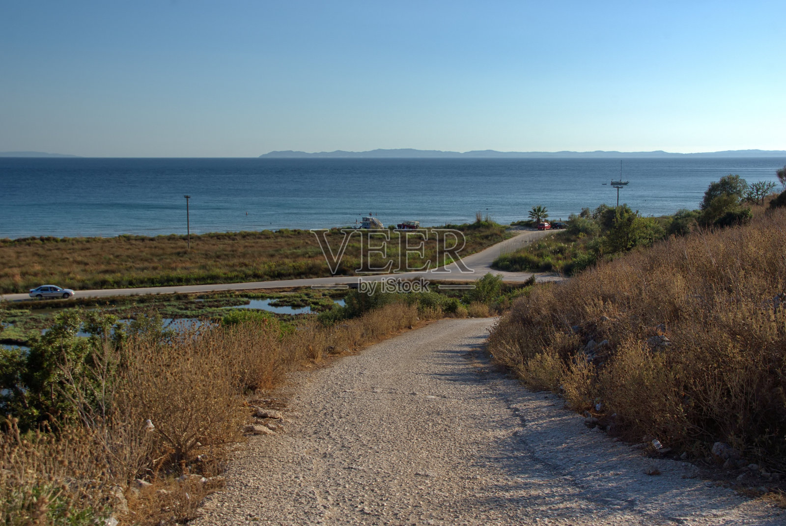 通往海滩的土路的景色照片摄影图片