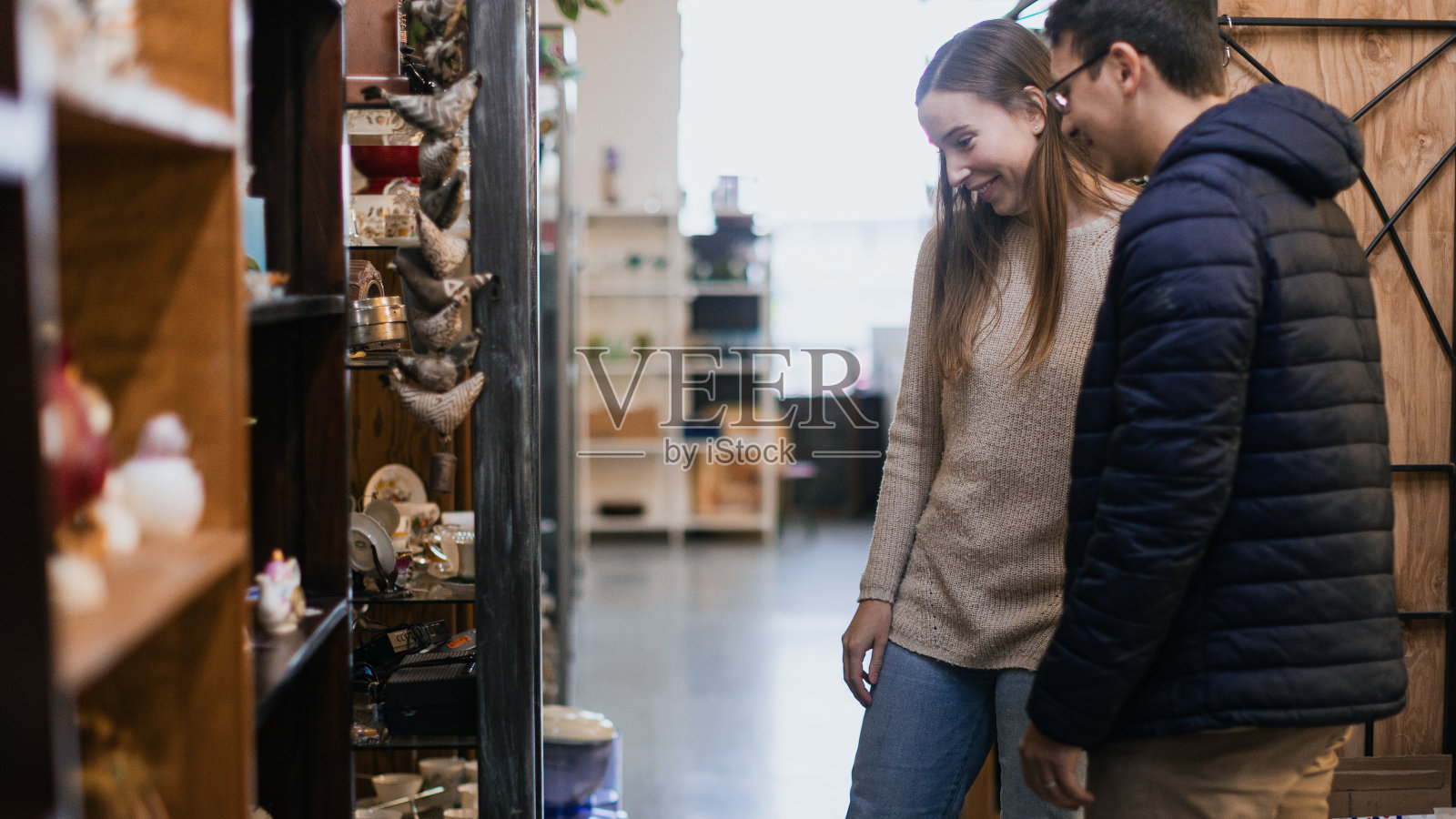 年轻人在旧货店买衣服照片摄影图片