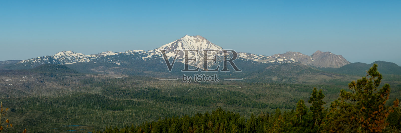 白雪皑皑的拉森山全景照片摄影图片