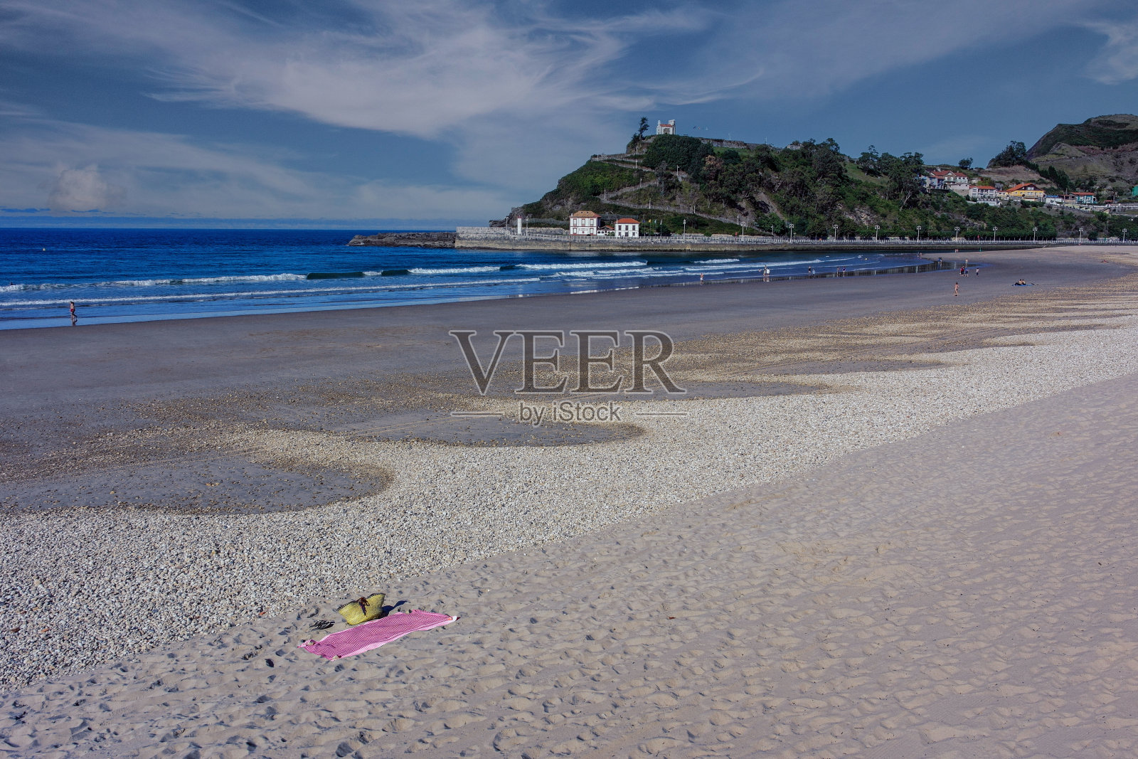 西班牙北部阿斯图里亚斯的绿色海岸,白色的沙滩,悬崖,隐藏的洞穴,绿色的田野和山脉照片摄影图片