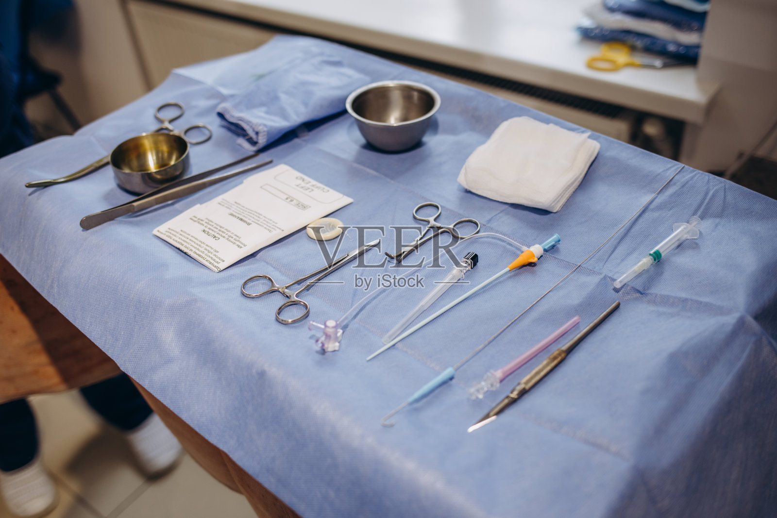 不同的手术器械躺在手术台上。钢制医疗器械随时可用照片摄影图片