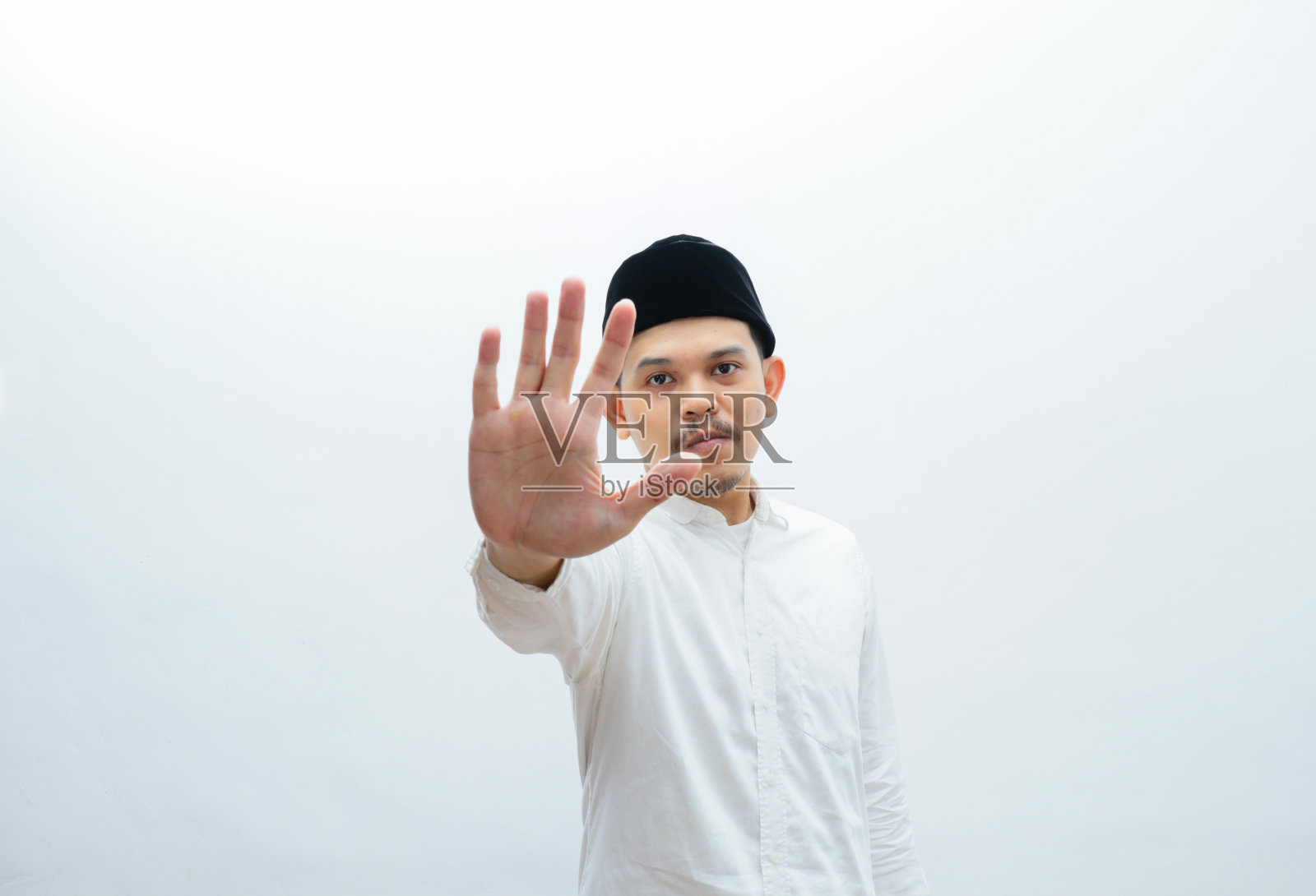 亚洲穆斯林男子没有或没有停车标志照片摄影图片