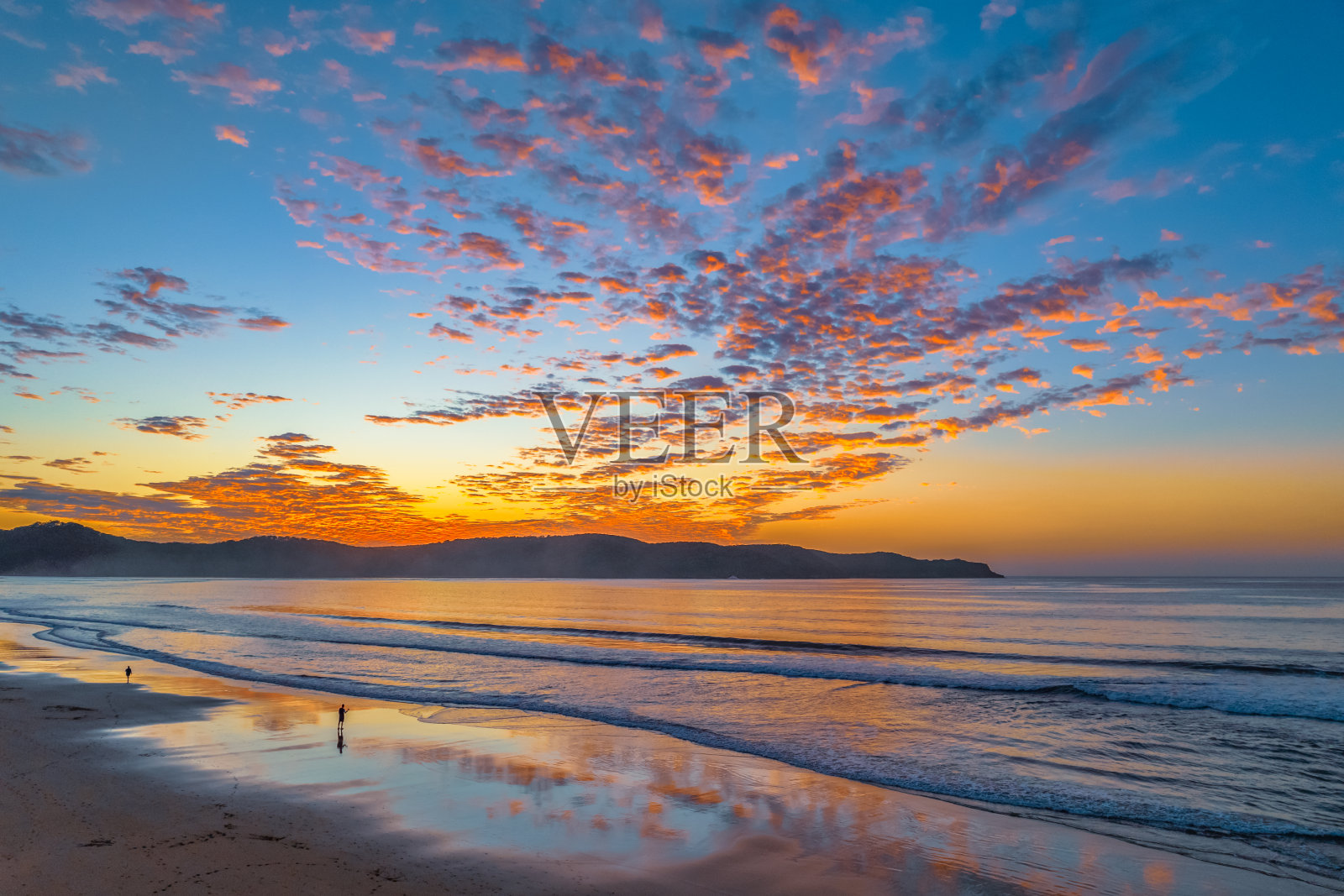 日出海景,天空中有漂亮的云照片摄影图片