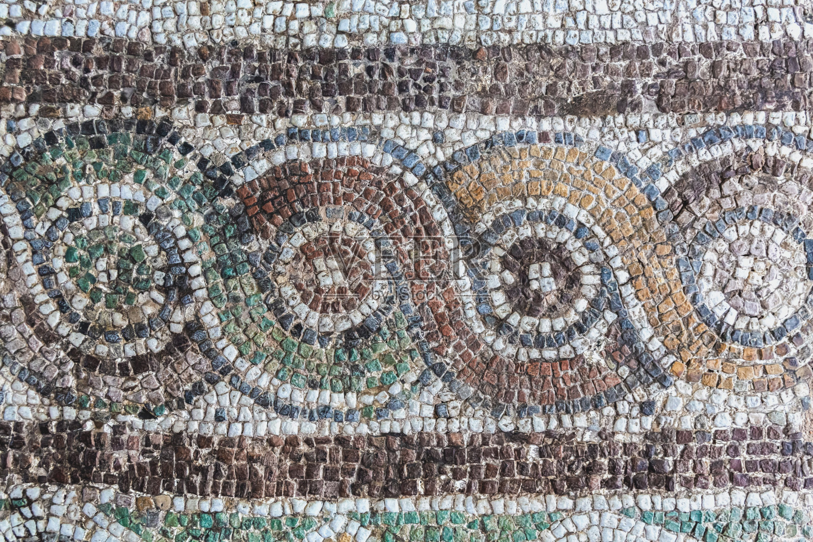 古老的马赛克地板显示出复杂的圆形图案,上面有各种色调的风化瓷砖。伊兹密尔,土耳其(土耳其)照片摄影图片