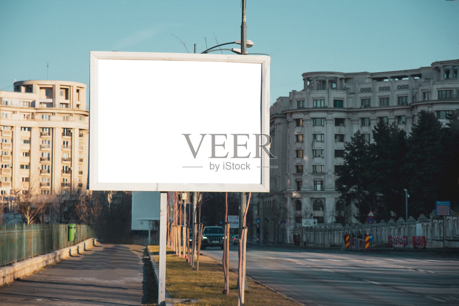 市中心一个空的白色广告牌照片摄影图片