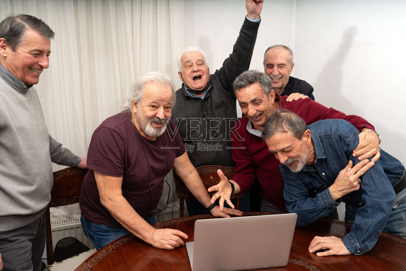 老年人拥抱新技术照片摄影图片