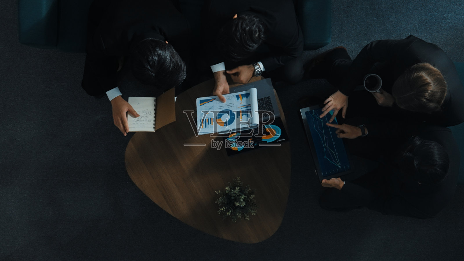 商人向投资者分发商业文件的俯视图。理事会。照片摄影图片