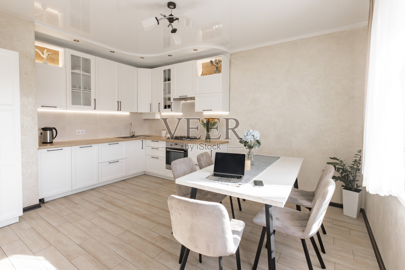 带有木制台面的现代白色厨房内饰照片摄影图片