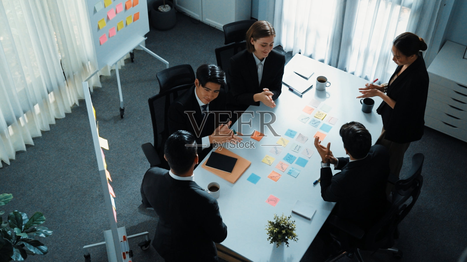 智能经理的俯视图向不同的团队展示财务图表。理事会。照片摄影图片