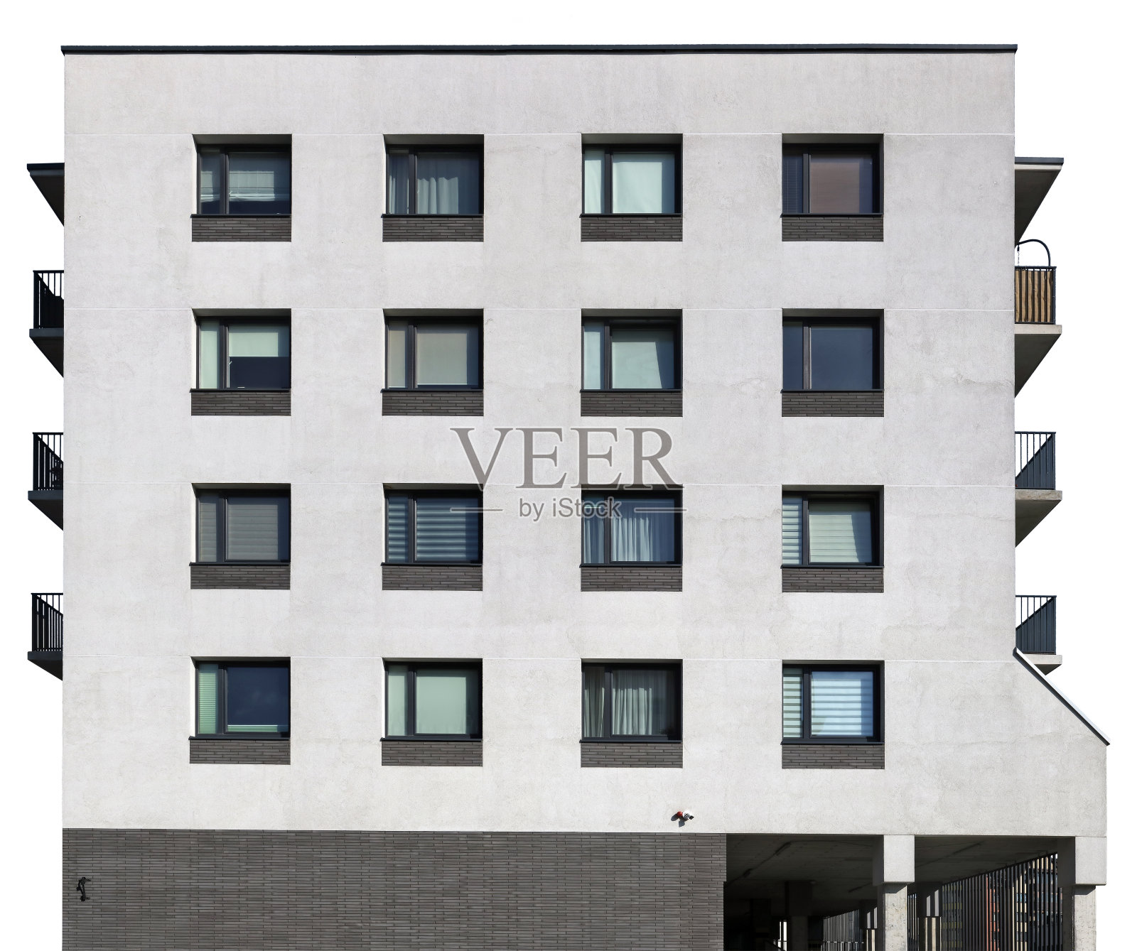 16扇窗户位于隔离的住宅建筑的侧壁上照片摄影图片