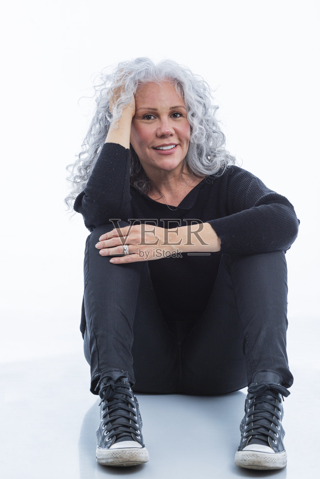 成熟的拉丁女人看着镜头,镜头描绘了她的高管着装照片摄影图片