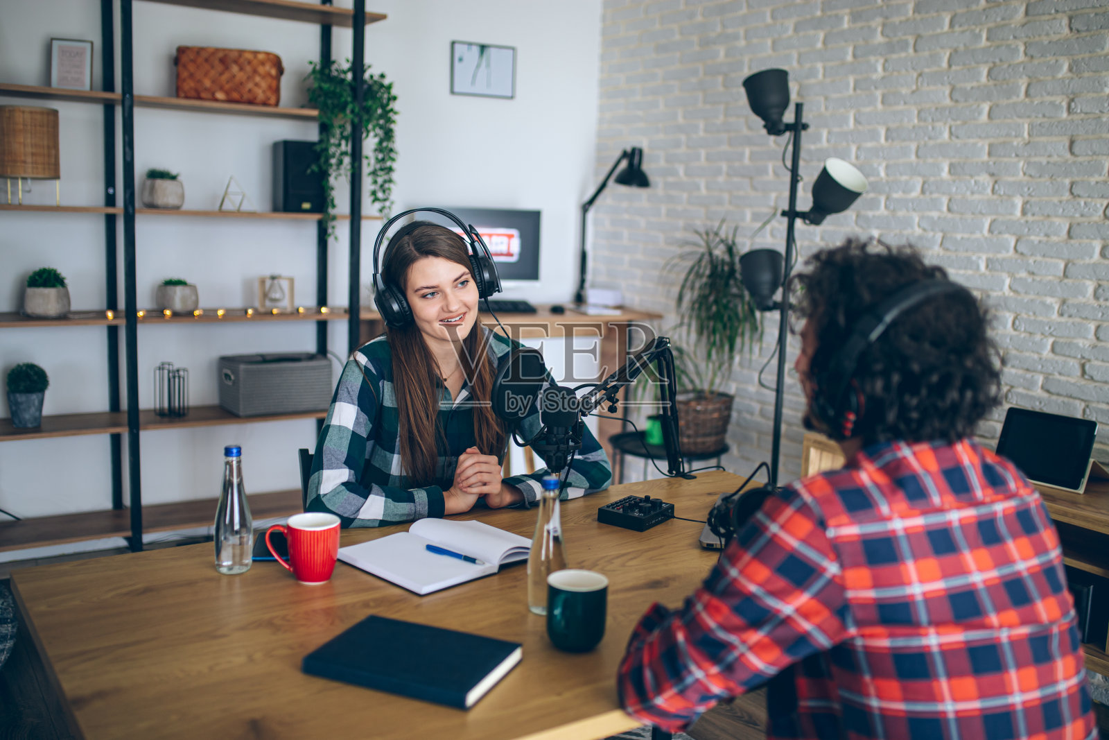年轻女子正在录制播客照片摄影图片