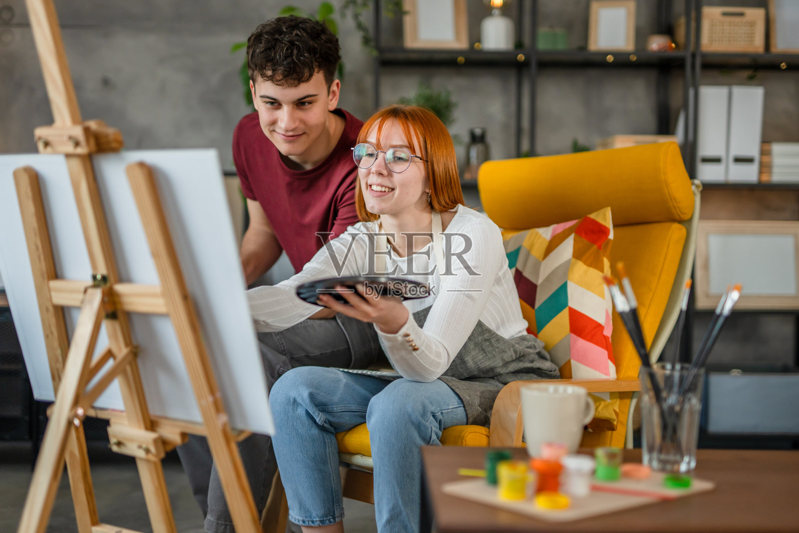 两个学生正在家里画布上画画照片摄影图片