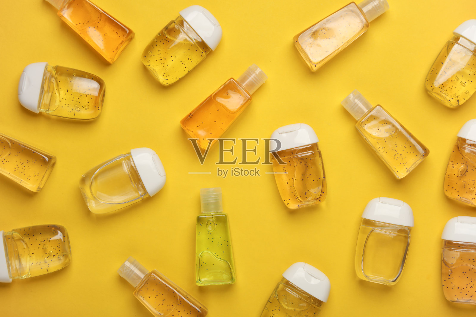 黄色背景的防腐瓶。俯视图照片摄影图片