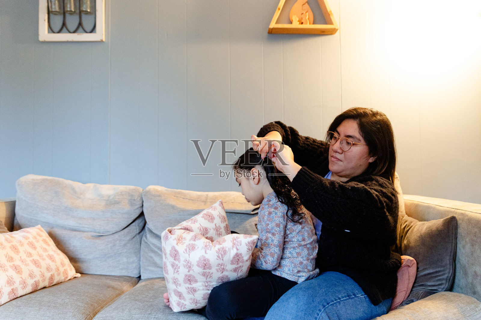 母亲帮助女儿打理头发照片摄影图片