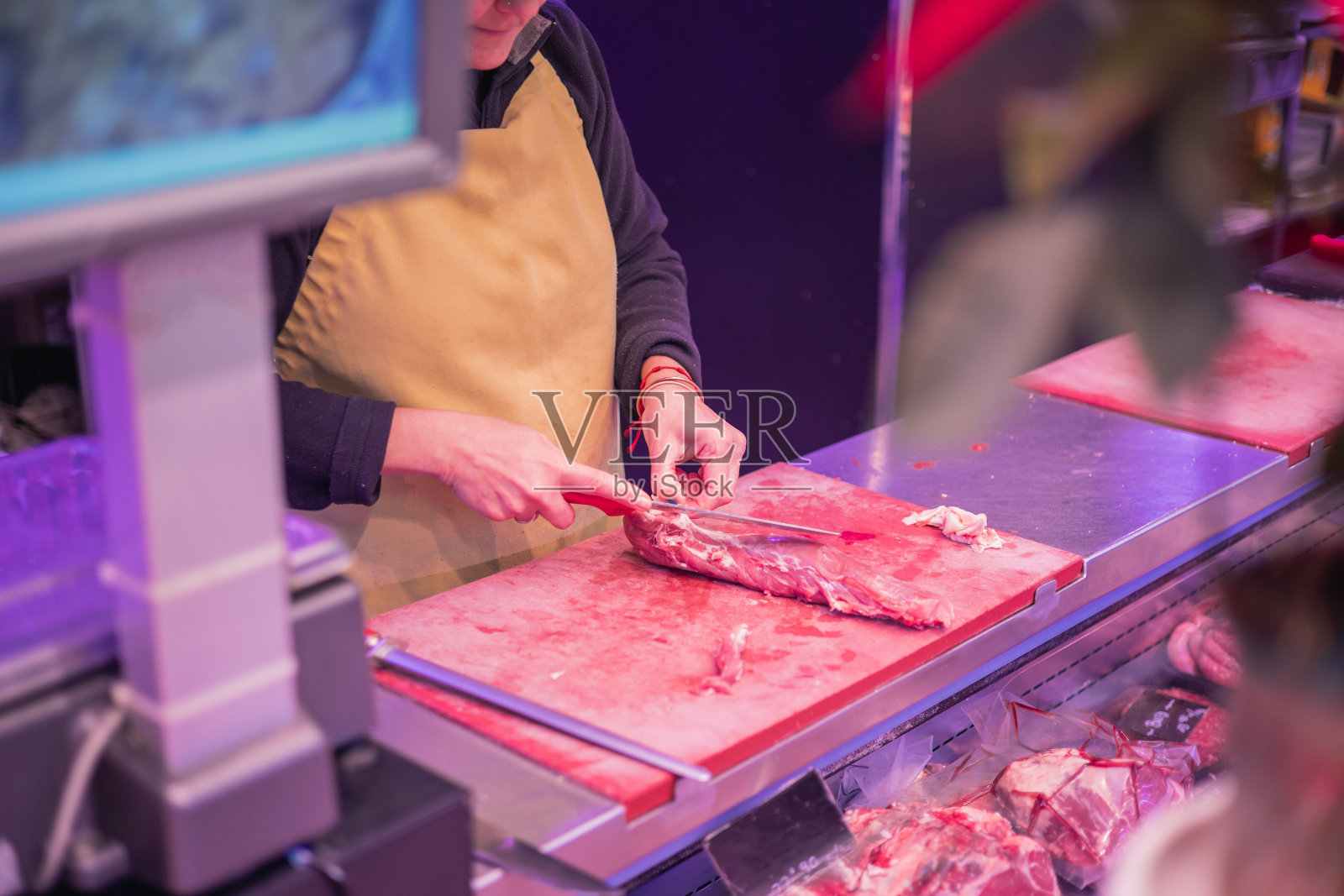 肉店里女屠夫切羊肉的特写照片摄影图片