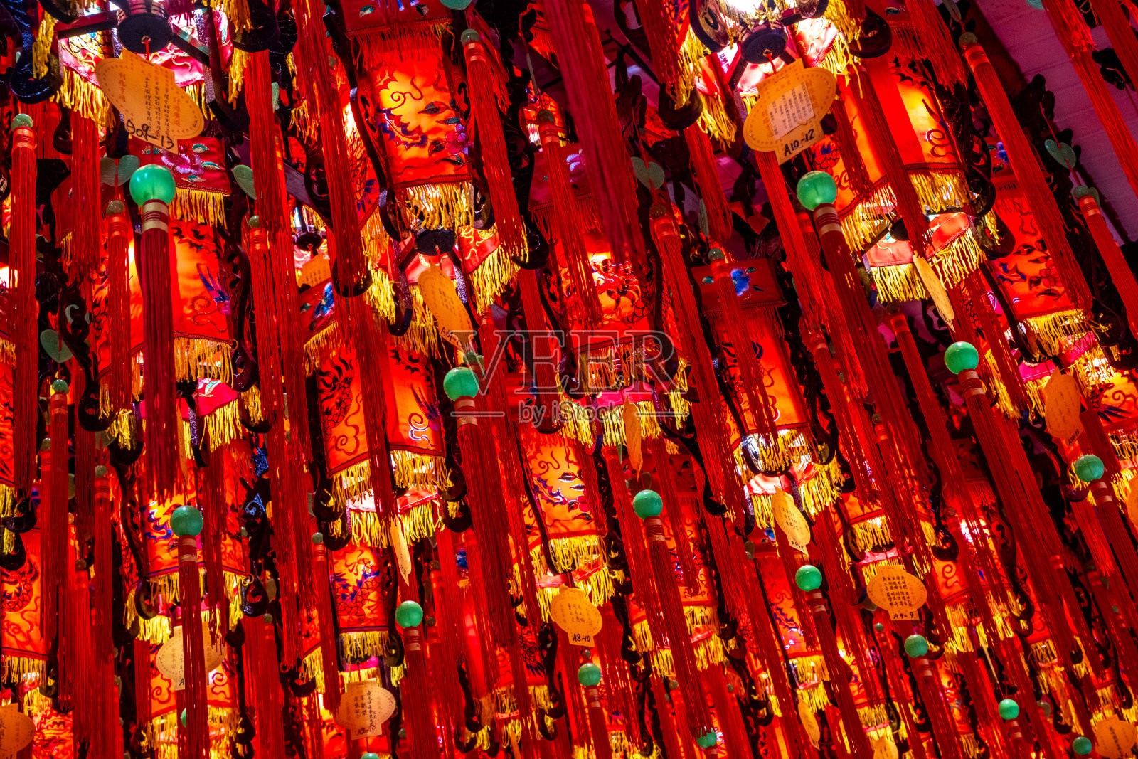 标志性的佛寺里五颜六色的中国灯笼照片摄影图片