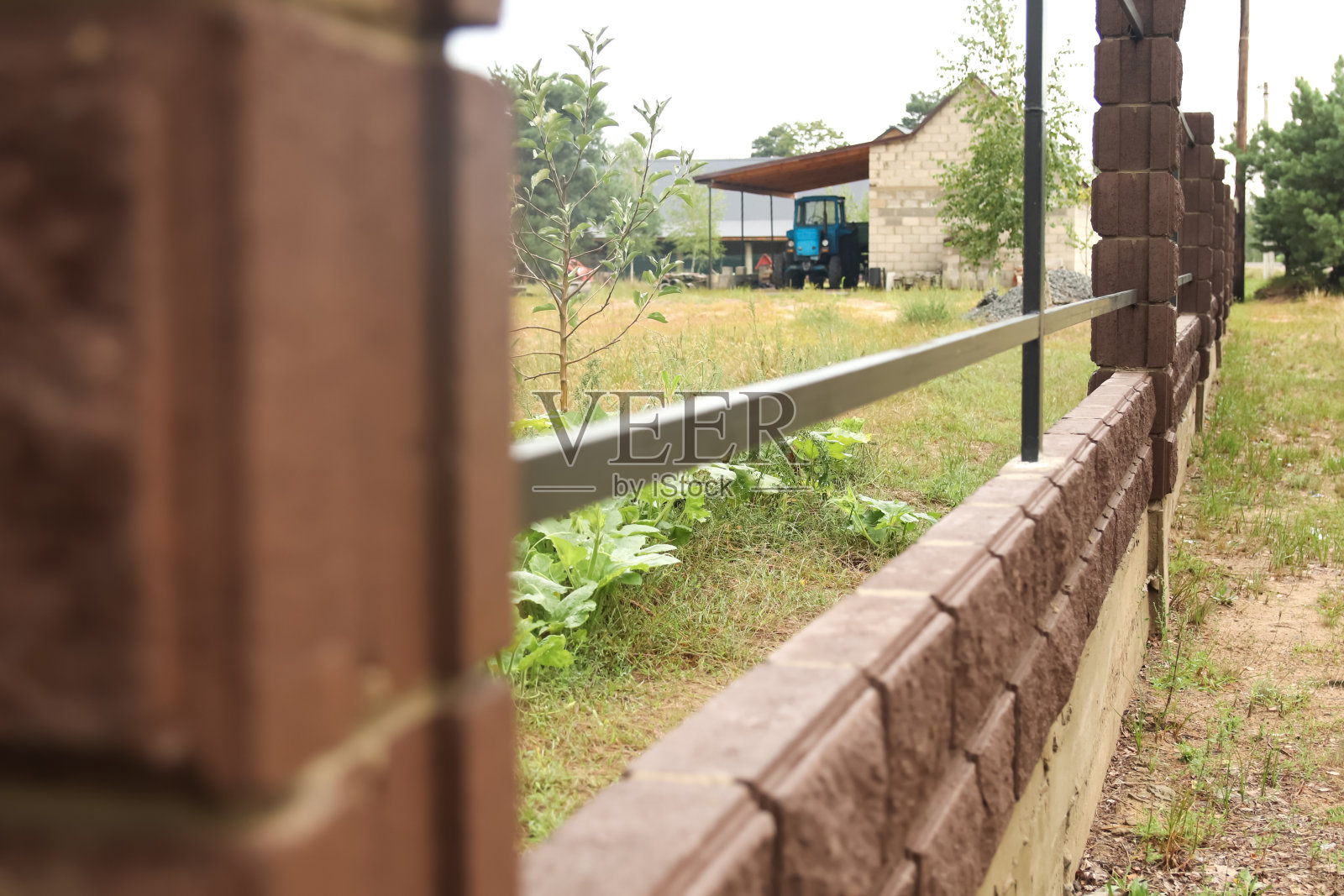 带木桩的棕色金属围栏。坡度施工照片摄影图片