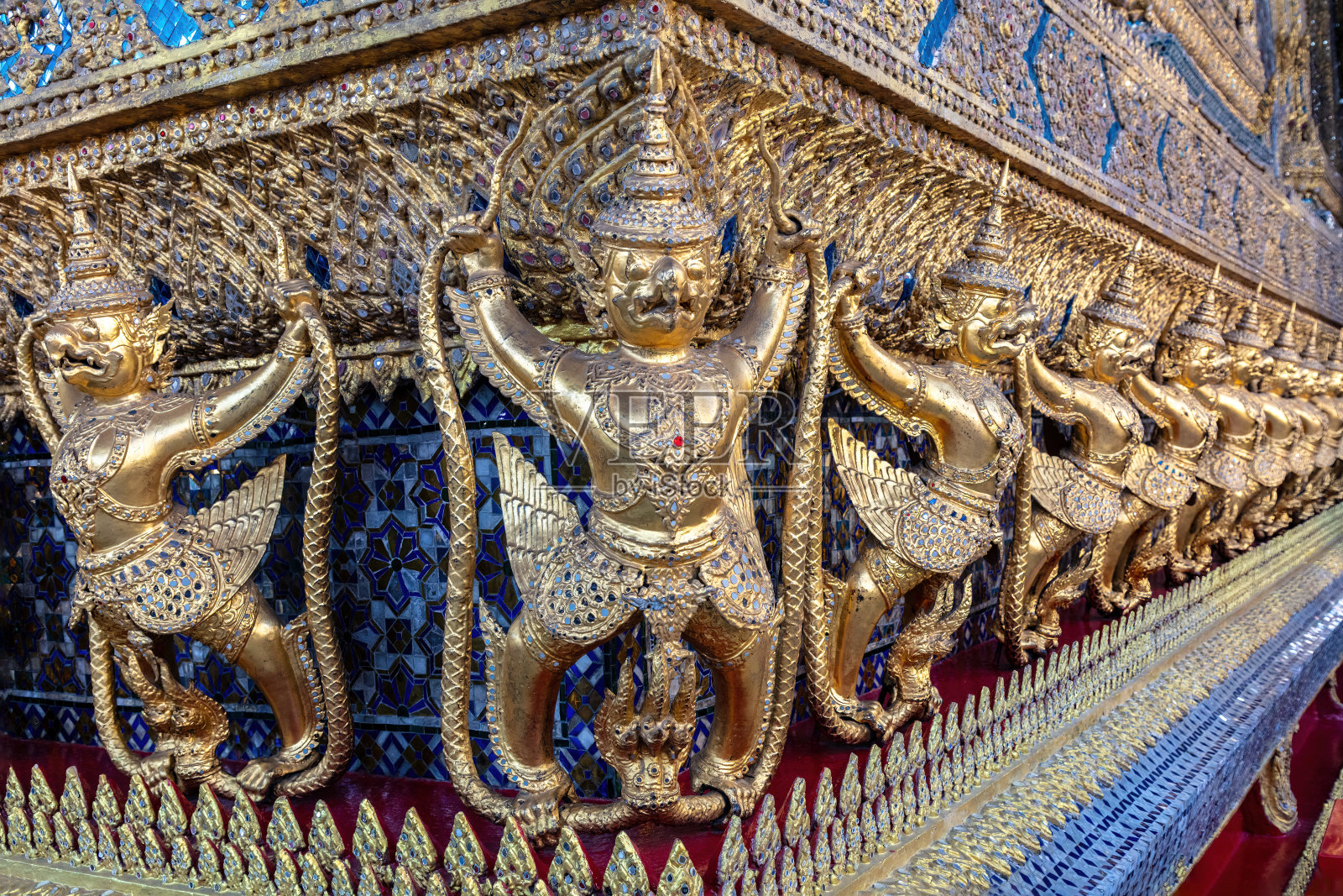 寺庙装饰上的伽鲁荼地位线。照片摄影图片