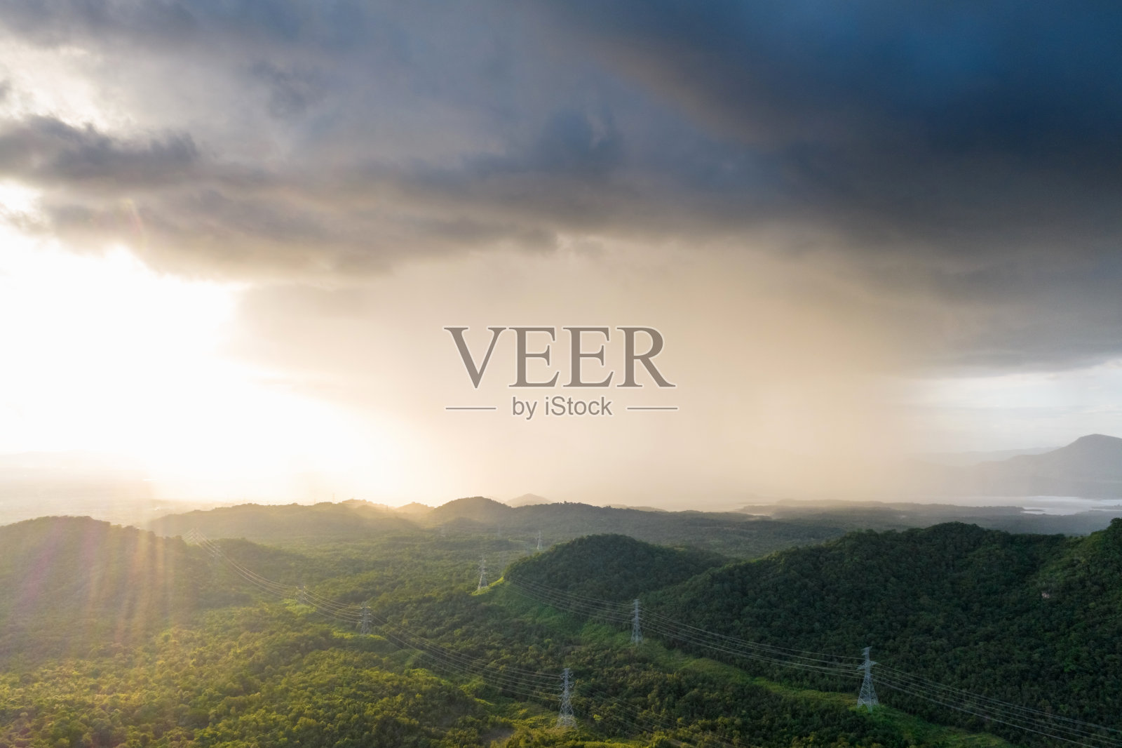 巨大的黑色雨云和暴雨落在山区的森林地区。照片摄影图片