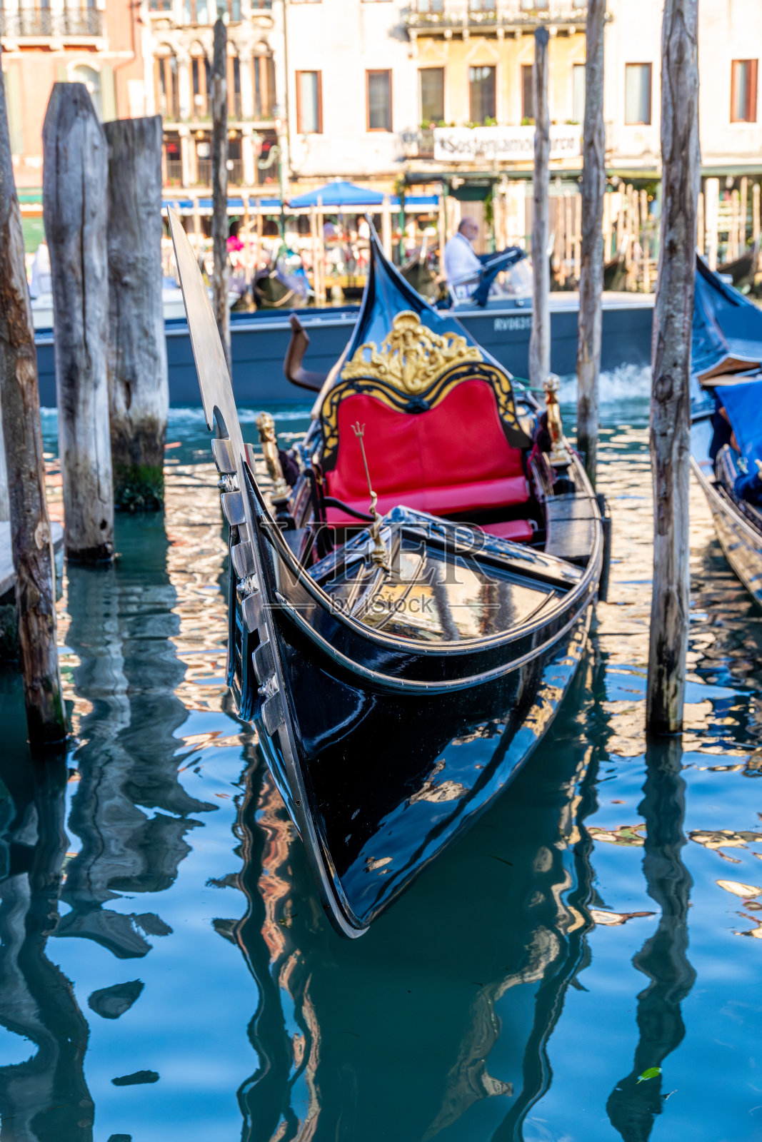 在威尼斯建筑的大运河上停靠的贡多拉照片摄影图片