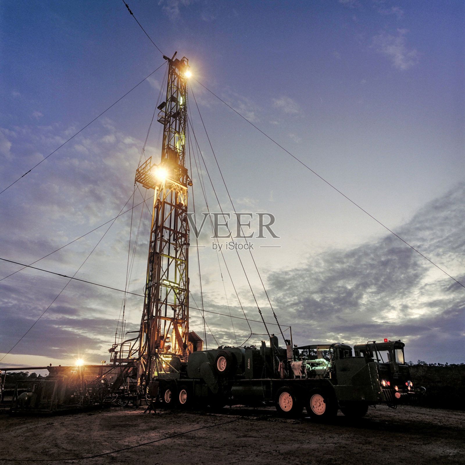 黄昏时在岸上钻油井。巴伊亚,巴西。照片摄影图片